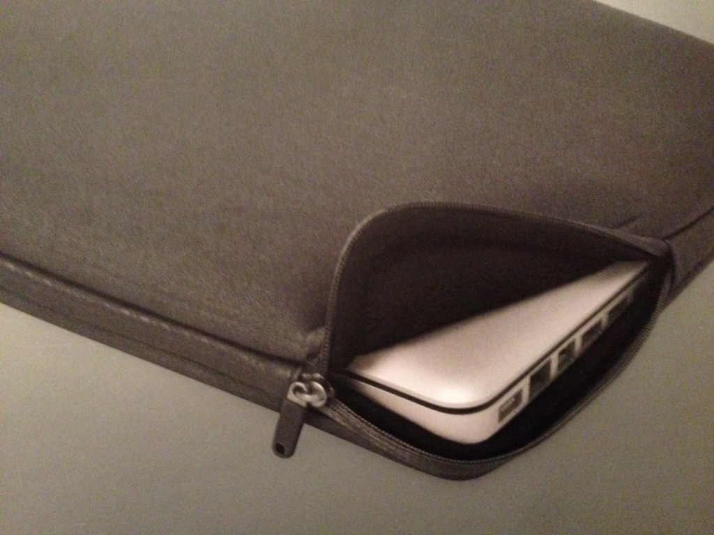 ᗎ Incase Neoprene Pro Sleeve for MacBook 13" Review Review It